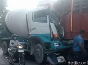Truk Molen Remuk Tabrak Truk Gandeng Mogok di Pasuruan, Sopir Luka