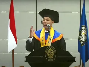 Kuliah Nyambi Jadi Buruh Mebel, Khoiri Jadi Wisudawan Berprestasi Undip Kuliah Nyambi Jadi Buruh Mebel, Khoiri Jadi Wisudawan Berprestasi Undip