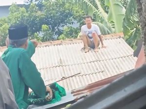 Maling Motor di Bogor Kabur ke Atap Rumah, Dikepung Warga Lalu Kejeblos