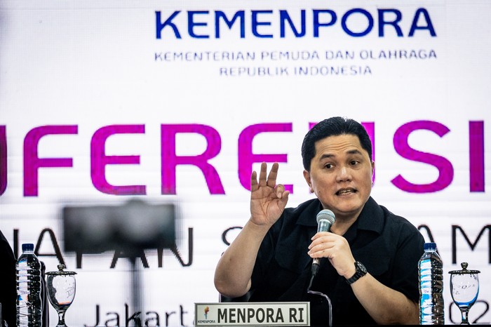 Menpora Erick Thohir menjawab pertanyaan wartawan saat konferensi pers persiapan SEA Games 2025 di Kantor Kemenpora, Jakarta, Kamis (16/10/2025). Menpora Erick Thohir mengumumkan penambahan anggaran kontingen Indonesia untuk SEA Games 2025 Thailand, dari sebelumnya Rp10 miliar menjadi sekitar Rp60 miliar dan akan mengirimkan 700 hingga 800 atlet untuk berlaga pada ajang olahraga dua tahunan itu. ANTARA FOTO/Bayu Pratama S/bar