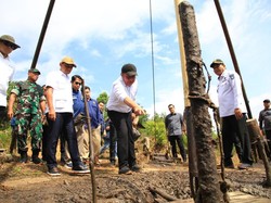 Tinjau Sumur Minyak Rakyat di Muba, Bahlil: Koperasi-UMKM Bisa Kelola Resmi