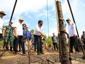 Tinjau Sumur Minyak Rakyat di Muba, Bahlil: Koperasi-UMKM Bisa Kelola Resmi Tinjau Sumur Minyak Rakyat di Muba, Bahlil: Koperasi-UMKM Bisa Kelola Resmi