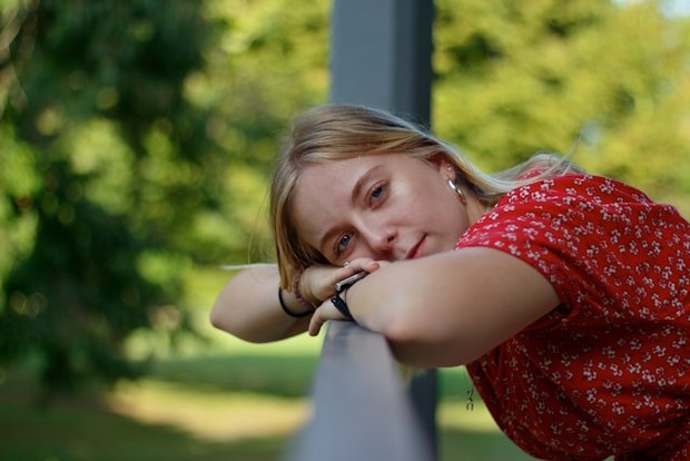 Merasa sulit menjalani aktivitas sehari-hari bisa jadi tanda kelelahan fisik dan emosional/Foto: Unsplash/Tom Bressolles Kehilangan motivasi adalah salah satu tanda kelelahan emosional yang sering diabaikan. Tubuh dan pikiran bekerja di bawah tekanan tinggi saat kondisi ini muncul. Aktivitas rutin dapat menjadi jalan untuk memulihkan semangat secara bertahap.