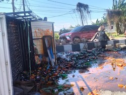 Pikap Muat Botol Kecap Terbalik di Jalan Poros Maros-Pangkep, 2 Orang Luka Pikap Muat Botol Kecap Terbalik di Jalan Poros Maros-Pangkep, 2 Orang Luka