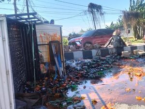 Pikap Muat Botol Kecap Terbalik di Jalan Poros Maros-Pangkep, 2 Orang Luka Pikap Muat Botol Kecap Terbalik di Jalan Poros Maros-Pangkep, 2 Orang Luka
