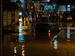 Hujan Deras Bikin Cimahi Banjir, 2 Mobil Sampai Terendam