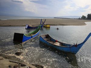 Pasir Menutup Muara, Perahu Nelayan Aceh Tak Bisa Berlayar Pasir Menutup Muara, Perahu Nelayan Aceh Tak Bisa Berlayar