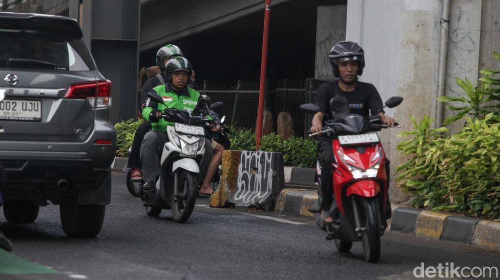 Pemotor Lawan Arah Menjamur di Kolong Flyover Kebayoran Lama Pemotor Lawan Arah Menjamur di Kolong Flyover Kebayoran Lama