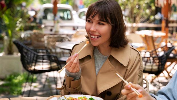 Kamu bisa menaikkan nafsu makan dengan menjadwalkan waktu makan dan jika perlu pasang alarm pengingat.