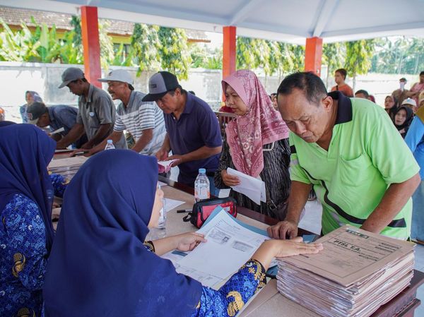 Jumat Cerah di Jugosari, Ribuan Warga Terima Sertifikat PTSL
