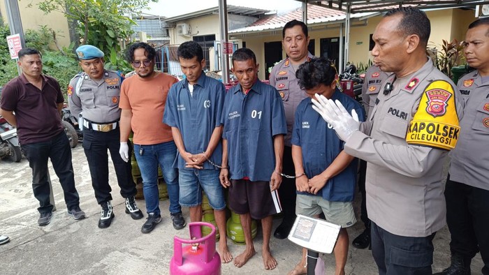 Polisi menangkap tiga pelaku pengoplosan gas LPG di wilayah Cileungsi, Bogor, Jawa Barat Polisi menangkap tiga pelaku pengoplosan gas LPG di wilayah Cileungsi, Bogor, Jawa Barat