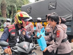 Polwan Polda Metro Bagi-bagi Sembako ke Driver Ojol Lewat Jumat Peduli