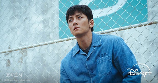 Potret Ji Chang Wook di drama The Manipulated/ Foto: instagram.com/disneypluskr Park Tae Joong pun dijebloskan ke penjara atas kejahatan yang tidak pernah dilakukannya.