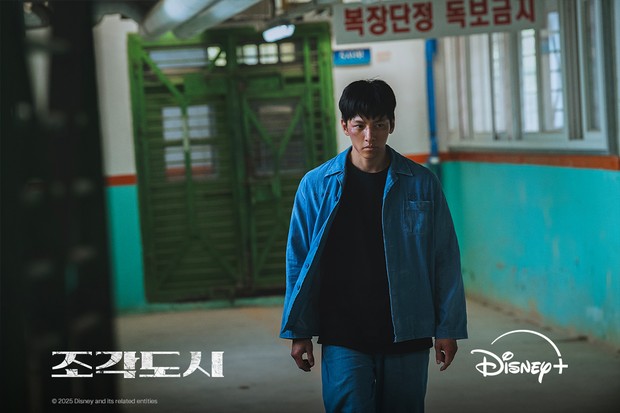 Potret Ji Chang Wook di drama The Manipulated/ Foto: instagram.com/disneypluskr Ekspresi berbeda yang mencolok Park Tae Joong sebelum dan sesudah di penjara.