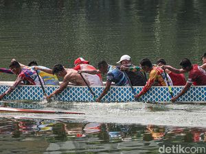 Potret Prajurit TNI AL Asah Kekompakan Lewat Dayung Perahu Naga