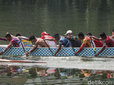 Potret Prajurit TNI AL Asah Kekompakan Lewat Dayung Perahu Naga