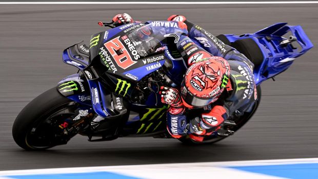 Monster Energy Yamaha MotoGP team's French MotoGP rider Fabio Quartararo speeds through a corner during the second MotoGP practice session ahead of the MotoGP Australian Grand Prix on Philip Island on October 17, 2025. (Photo by William WEST / AFP) / --IMAGE RESTRICTED TO EDITORIAL USE - STRICTLY NO COMMERCIAL USE--