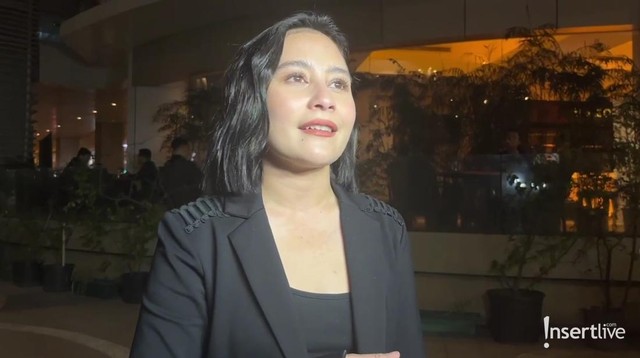 Berita Seputar Selebriti Insertlive Terkini : Prilly Latuconsina Dapat 5 Kado Ultah dari Omara, Salah Satunya Bikin Mikir