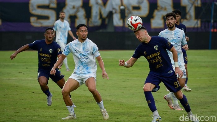 Sejumlah pesepak bola Persita Tangerang melakukan selebrasi usai mencetak gol ke gawang PSIM Yogyakarta pada pertandingan BRI Super League 2025/2026 di Stadion Indomilk Arena, Kabupaten Tangerang, Banten, Jumat (17/10/2025). Persita Tangerang mengalahkan PSIM Yogyakarta dengan skor 4-0. ANTARA FOTO/Putra M. Akbar/YU