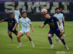 Pesepak bola Persita Tangerang Andrejic Aleksa (kedua kanan) menyundul bola dibayangi pesepak bola PSIM Yogyakarta Reva Adi Utama (kedua kiri) dan Rahmatshoh Rahmatzoda (kanan) pada pertandingan BRI Super League 2025/2026 di Stadion Indomilk Arena, Kabupaten Tangerang, Banten, Jumat (17/10/2025). ANTARA FOTO/Putra M. Akbar
