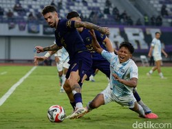 SIM Jogja pulang tanpa poin dari kandang Persita Tangerang usai kalah skor 0-4 di pekan kedelapan Super League 2025/2026. ANTARA FOTO/Putra M. Akbar