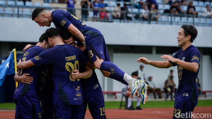 Sejumlah pesepak bola Persita Tangerang melakukan selebrasi usai mencetak gol ke gawang PSIM Yogyakarta pada pertandingan BRI Super League 2025/2026 di Stadion Indomilk Arena, Kabupaten Tangerang, Banten, Jumat (17/10/2025). Persita Tangerang mengalahkan PSIM Yogyakarta dengan skor 4-0. ANTARA FOTO/Putra M. Akbar/YU