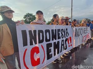 Mahasiswa Banyumas Bawa Poster Indonesia (C)Emas di Demo Setahun Prabowo-Gibran Mahasiswa Banyumas Bawa Poster Indonesia (C)Emas di Demo Setahun Prabowo-Gibran