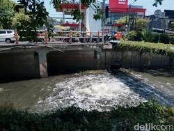 Semburan Air di Sungai Rungkut Surabaya Diduga Mengandung Metana