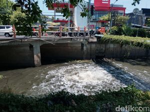 Semburan Air di Sungai Rungkut Surabaya Diduga Mengandung Metana Semburan Air di Sungai Rungkut Surabaya Diduga Mengandung Metana