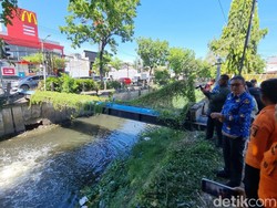 Video: Geger Semburan Air Bau Gas di Sungai Rungkut Surabaya