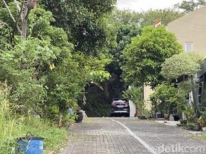 Lengangnya Jalan Depan Rumah Ari Usai Blokade Dibongkar Satpol PP Lengangnya Jalan Depan Rumah Ari Usai Blokade Dibongkar Satpol PP