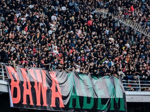 Persebaya Vs Persija: Nuansa Penuh Persahabatan Dua Kubu Suporter Persebaya Vs Persija: Nuansa Penuh Persahabatan Dua Kubu Suporter