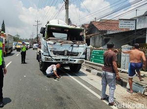 Diduga Rem Blong, Truk Muatan Gas Gasak Motor-Rumah di Secang Magelang