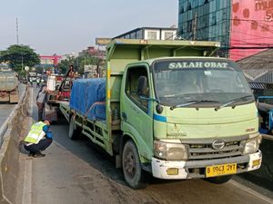Ada Truk Semen Patah Roda, Lalin Flyover Pesing Arah Grogol Dialihkan Ada Truk Semen Patah Roda, Lalin Flyover Pesing Arah Grogol Dialihkan