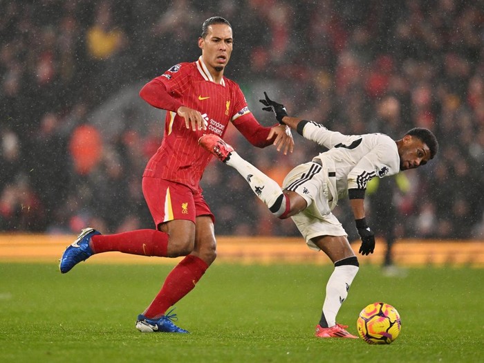 LIVERPOOL, ENGLAND - JANUARY 05: (THE SUN OUT, THE SUN ON SUNDAY OUT) Virgil van Dijk of Liverpool and Amad Diallo of Manchester United compete for the ball during the Premier League match between Liverpool FC and Manchester United FC at Anfield on January 05, 2025 in Liverpool, England. (Photo by Liverpool FC/Liverpool FC via Getty Images)