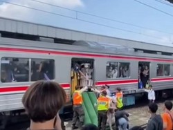 Video: Momen Evakuasi Penumpang KRL Pakai Perosotan di Stasiun Daru Tangerang