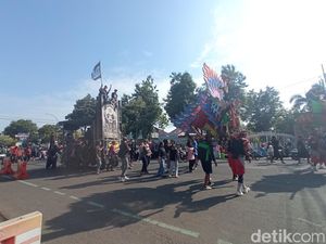 Festival Pesisiran 2025, Tradisi Nadran Warnai Jalanan Kota Cirebon Festival Pesisiran 2025, Tradisi Nadran Warnai Jalanan Kota Cirebon