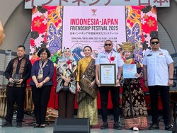 Andre Rosiade Antar IKM Pecahkan Rekor MURI Masak Rendang di Luar Negeri