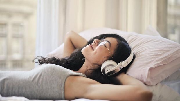 Cobalah belajar untuk merenungkan beberapa pertanyaan penting tentang dirimu, apa saja hal yang bisa membuatmu bahagia itu. Menyadarinya sangatlah penting sebagai langkah pertama menemukan kebahagiaan.