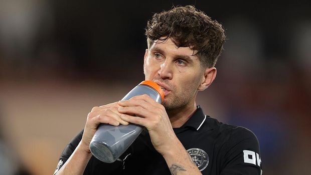 John Stones MONACO, MONACO - OCTOBER 01: John Stones of Manchester City drinks water from a plastic container as he leaves the field of play at half time in the UEFA Champions League 2025/26 League Phase MD2 match between AS Monaco and Manchester City at Stade Louis II on October 01, 2025 in Monaco, Monaco. (Photo by Jonathan Moscrop/Getty Images)