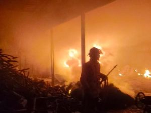 Gudang Produksi Basreng di Tasikmalaya Terbakar Gudang Produksi Basreng di Tasikmalaya Terbakar