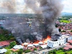 Belasan Warung-3 Rumah Ludes dalam Kebakaran Pasar Pelangi Malinau