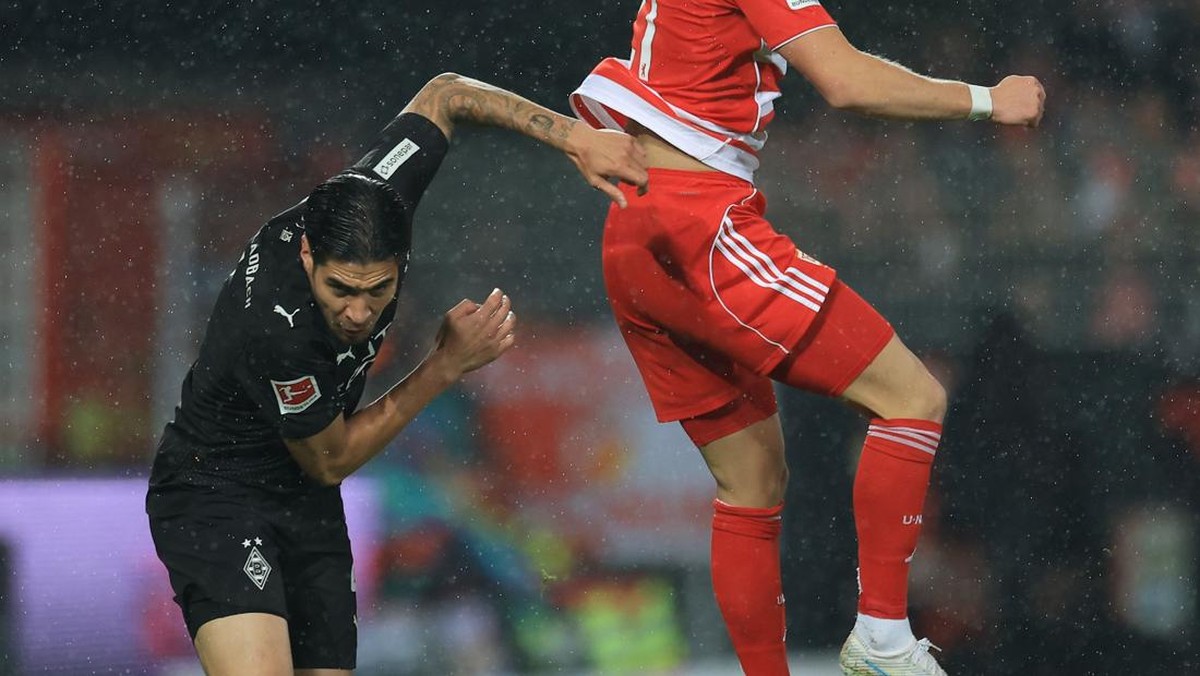 Kevin Diks di laga Union Berlin vs Moenchengladbach. (Foto: Getty Images/Maja Hitij)