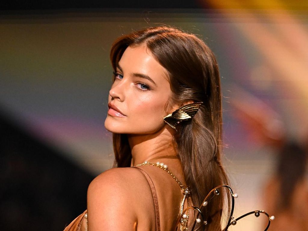 Tren Makeup dari Victorias Secret Show 2025, Smokey Eyes hingga Bibir Glossy Tren Makeup dari Victorias Secret Show 2025, Smokey Eyes hingga Bibir Glossy