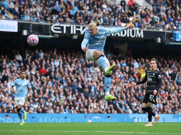 Soccer Football - Premier League - Manchester City v Everton - Etihad Stadium, Manchester, Britain - October 18, 2025 Manchester City's Erling Haaland scores their first goal REUTERS/Phil Noble EDITORIAL USE ONLY. NO USE WITH UNAUTHORIZED AUDIO, VIDEO, DATA, FIXTURE LISTS, CLUB/LEAGUE LOGOS OR 'LIVE' SERVICES. ONLINE IN-MATCH USE LIMITED TO 120 IMAGES, NO VIDEO EMULATION. NO USE IN BETTING, GAMES OR SINGLE CLUB/LEAGUE/PLAYER PUBLICATIONS. PLEASE CONTACT YOUR ACCOUNT REPRESENTATIVE FOR FURTHER DETAILS..