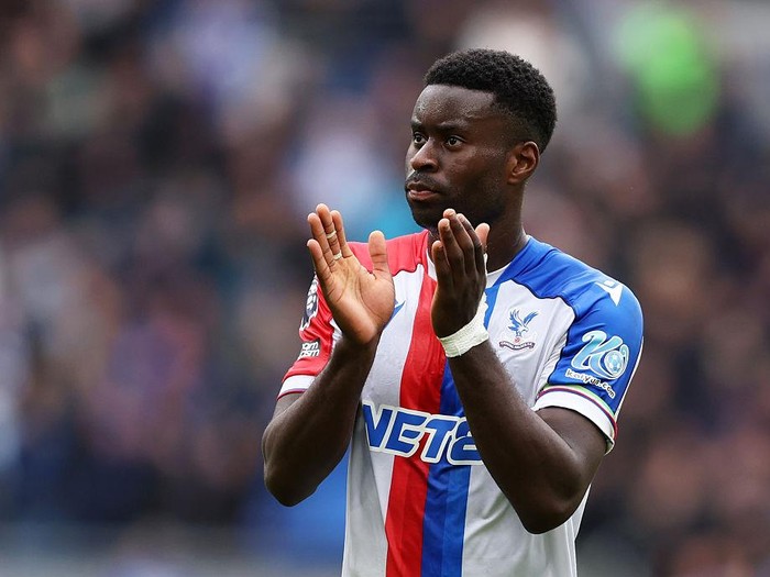 LIVERPOOL, ENGLAND - OCTOBER 05: Marc Guehi of Crystal Palace acknowledges the fans after the Premier League match between Everton and Crystal Palace at Hill Dickinson Stadium on October 05, 2025 in Liverpool, England. (Photo by Matt McNulty/Getty Images)