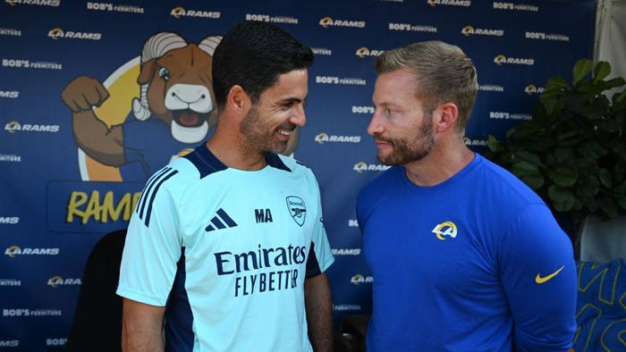 Mikel Arteta-Sean McVay LOS ANGELES, CALIFORNIA - JULY 26:  Arsenal manager Mikel Arteta talks to LA Rams Head Coach Sean McVay Los Angeles Rams Training Camp  at Loyola Marymount University on July 26, 2024 in Los Angeles, California. (Photo by Stuart MacFarlane/Arsenal FC via Getty Images)