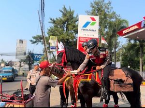 Cara Unik Polisi Bagikan Jumat Berkah di Depok, Warga Antusias