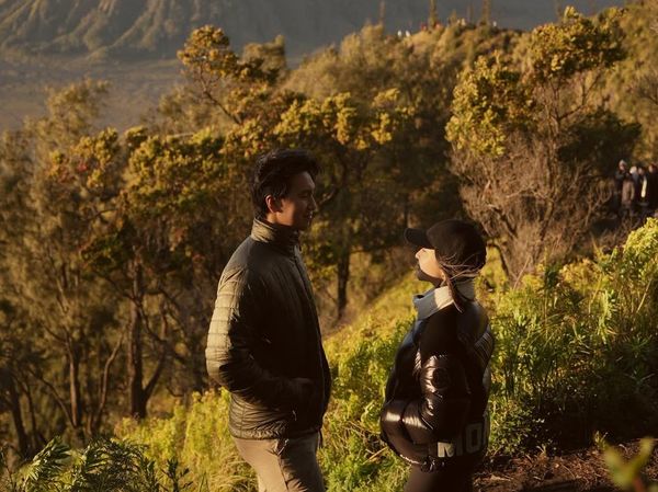 Vibes-nya Kayak Luar Negeri! Nikita Willy Rayakan 5 Tahun Pernikahan di Bromo