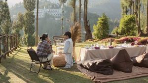 Potret Nikita Willy Piknik sambil Makan di Bromo Bareng Suami dan Anak